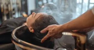 Τι είναι το «σύνδρομο του κομμωτηρίου» που συνδέει το λούσιμο με το εγκεφαλικό επεισόδιο