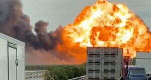 Έκρηξη βυτιοφόρου στην Ιταλία – Πύρινη σφαίρα στο δρόμο Μιλάνο – Νάπολι