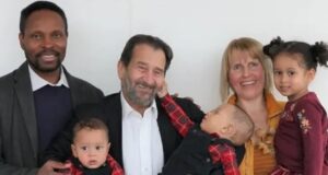 Έδωσαν στα δίδυμά τους το όνομα Κύπριου γιατρού που τους έσωσε πριν γεννηθούν