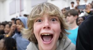 «Six-Seven»: Η λέξη που προκαλεί φρενίτιδα σε Gen A – Από το TikTok στο σχολείο