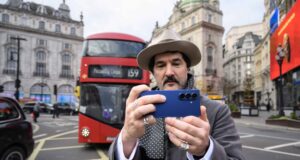 Έρευνα: Οι μισοί Ευρωπαίοι χάνουν σημαντικές στιγμές βγάζοντας φωτογραφίες – Και όμως το Galaxy AI μπορεί να βοηθήσει