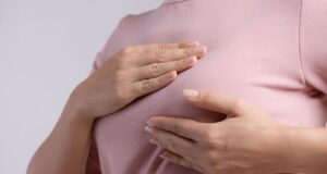 Γιατί ο καρκίνος του μαστού είναι πιο επιθετικός στις νέες γυναίκες; Το κενό στην πρόληψη που «γιγαντώνει» το πρόβλημα