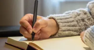 Τι σημαίνει όταν κάποιος αναμειγνύει μικρά και κεφαλαία γράμματα όταν γράφει