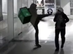 Βίντεο-σοκ από τη Ρωσία με ντελιβερά να κλωτσάει εν ψυχρώ στο κεφάλι ηλικιωμένη