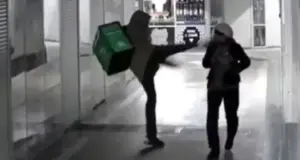 Βίντεο-σοκ από τη Ρωσία με ντελιβερά να κλωτσάει εν ψυχρώ στο κεφάλι ηλικιωμένη