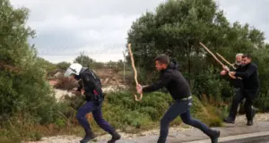 Σκηνές αγριότητας στην Κρήτη: Αγρότες χτυπούν αστυνομικούς, σπάζουν περιπολικά – Βαριές κατηγορίες