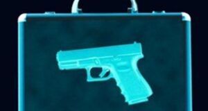 Eντόπισε στη βαλίτσα νεκρού συγγενή του στη Λάρνακα πιστόλι και χειροβομβίδες