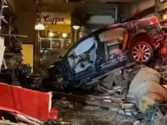 Βίντεο σοκ: Αυτοκίνητο πέφτει με μεγάλη ταχύτητα σε καφετέρια -90 ετών ο οδηγός
