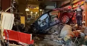 Βίντεο σοκ: Αυτοκίνητο πέφτει με μεγάλη ταχύτητα σε καφετέρια -90 ετών ο οδηγός