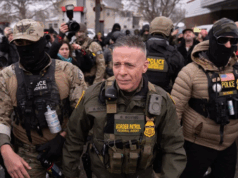 Μινεάπολη: Υπό πίεση ο Τραμπ μετά τον δεύτερο θάνατο διαδηλωτή -Διώχνει τον σκληρό Μποβίνο της ICE, αποσύρει πράκτορες