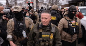 Μινεάπολη: Υπό πίεση ο Τραμπ μετά τον δεύτερο θάνατο διαδηλωτή -Διώχνει τον σκληρό Μποβίνο της ICE, αποσύρει πράκτορες