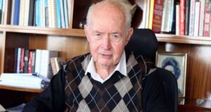 Σε λαϊκό προσκύνημα η σορός του Γιώργου Βασιλείου – Κηδεία με τιμές εν ενεργεία Προέδρου