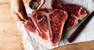 Από ribeye μέχρι σπαλομπριζόλα: 6 δημοφιλείς κοπές κρέατος και πώς τις μαγειρεύουμε