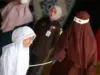 Βαρβαρότητα στην Ινδονησία: Παράνομο ζευγάρι τιμωρήθηκε με 140 ραβδισμούς, λιποθύμησε η γυναίκα, δείτε φωτογραφίες