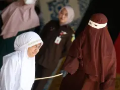 Βαρβαρότητα στην Ινδονησία: Παράνομο ζευγάρι τιμωρήθηκε με 140 ραβδισμούς, λιποθύμησε η γυναίκα, δείτε φωτογραφίες