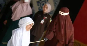 Βαρβαρότητα στην Ινδονησία: Παράνομο ζευγάρι τιμωρήθηκε με 140 ραβδισμούς, λιποθύμησε η γυναίκα, δείτε φωτογραφίες