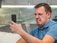 Financial Times: Γιατί οι millenlials είναι «cringe» αλλά περήφανοι