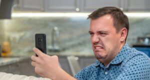 Financial Times: Γιατί οι millenlials είναι «cringe» αλλά περήφανοι