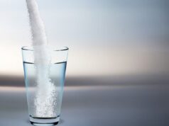 Βάλτε ένα ποτήρι νερό με χοντρό αλάτι στο ψυγείο: Σε τι χρησιμεύει και γιατί συνιστάται