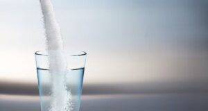 Βάλτε ένα ποτήρι νερό με χοντρό αλάτι στο ψυγείο: Σε τι χρησιμεύει και γιατί συνιστάται