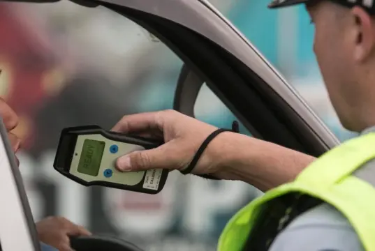 Επιτόπου ανάκληση άδειας οδήγησης για θετικό άλκοτεστ ή νάρκοτεστ – Πράσινο φως από το Συμβούλιο Οδικής Ασφάλειας