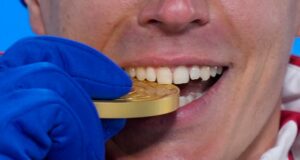 Τα δάγκωμα του Ολυμπιακού μεταλλίου είναι εμβληματικό. Τι συμβολίζει, όμως;