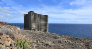 Προς κατεδάφιση«ξενοδοχείο φάντασμα» στην Τενερίφη μετά από 50 χρόνια εγκατάλειψης – Η τρομακτική του ιστορία