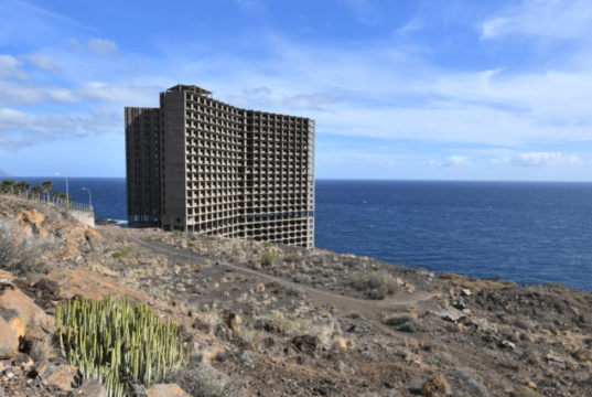 Προς κατεδάφιση«ξενοδοχείο φάντασμα» στην Τενερίφη μετά από 50 χρόνια εγκατάλειψης – Η τρομακτική του ιστορία