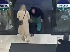 Μετανάστης στην Ιταλία άρπαξε κοριτσάκι από τα χέρια της μαμάς του σε σούπερ μάρκετ: Δείτε βίντεο