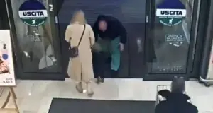Μετανάστης στην Ιταλία άρπαξε κοριτσάκι από τα χέρια της μαμάς του σε σούπερ μάρκετ: Δείτε βίντεο