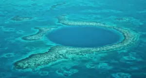 Βρέθηκε η βαθύτερη μπλε τρύπα των ωκεανών: Το φαινόμενο που προβληματίζει τους ειδικούς