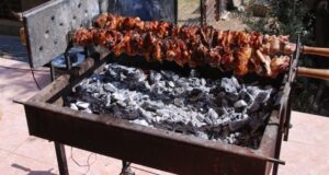 Δύσκολο εγχείρημα το άναμμα της φουκούς την Τσικνοπέμπτη – Αναμένονται βροχές