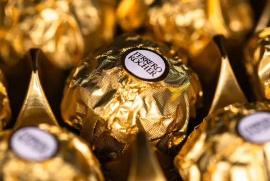 Η άγνωστη ιστορία πίσω από τα Ferrero Rocher: Πώς πήραν το όνομα τους τα σοκολατάκια της αυτοκρατορίας των 10 δις ευρώ
