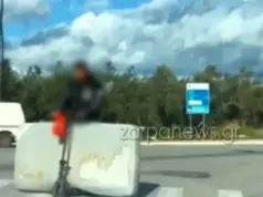Απίστευτο περιστατικό: Μετέφερε στρώμα με πατίνι κινούμενος σε κεντρικό δρόμο