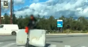 Απίστευτο περιστατικό: Μετέφερε στρώμα με πατίνι κινούμενος σε κεντρικό δρόμο
