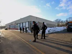 ΗΠΑ: Τρεις νεκροί και τρεις σε κρίσιμη κατάσταση από πυροβολισμούς σε σχολικό αγώνα χόκεϊ – Ο δράστης σκότωσε τη σύζυγο και δύο παιδιά του