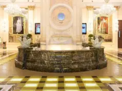 Πολυτελές ξενοδοχείο αφαιρεί και πουλάει χρυσό δάπεδο (εκμεταλλευόμενο τιμή ρεκόρ) για $13 εκ.