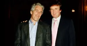 Υπόθεση Έπσταϊν: Στη δημοσιότητα 305 ονόματα διάσημων από τα αρχεία – Ανάμεσά τους Τραμπ, Γκέιτς και Κιμ Καρντάσιαν