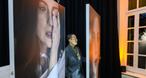 Eνδομητρίωση – Καθήλωσε η έκθεση φωτογραφίας “Πίσω από το Χαμόγελό της: Δύο Πρόσωπα, Μία Αλήθεια”