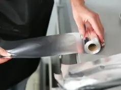 Aλουμινόχαρτο: Ποια πλευρά να βάλουμε στα τρόφιμα – Είναι τελικά μύθος;