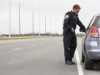 Γιατί οι αστυνομικοί ακουμπούν πάντα το αυτοκίνητό σου όταν σε σταματούν σε μπλόκο – Η απάντηση που δεν περιμένει κανείς