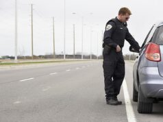 Γιατί οι αστυνομικοί ακουμπούν πάντα το αυτοκίνητό σου όταν σε σταματούν σε μπλόκο – Η απάντηση που δεν περιμένει κανείς