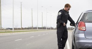 Γιατί οι αστυνομικοί ακουμπούν πάντα το αυτοκίνητό σου όταν σε σταματούν σε μπλόκο – Η απάντηση που δεν περιμένει κανείς