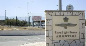 Αδειάζει το Ακρωτήρι – Φεύγει το μη απαραίτητο προσωπικό