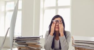 ΕΡΕΥΝΑ: Η “αόρατη” εργασία που εξαντλεί τις γυναίκες»