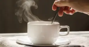 Γιατί ξαφνικά τόσοι πολλοί πίνουν σκέτο ζεστό νερό