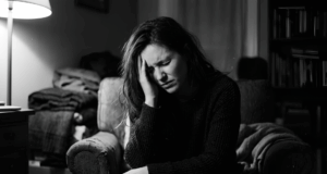 Ημικρανία: H “σιωπηλή” επιδημία που πλήττει τις γυανίκες – Στο μικροσκόπιο της ΕΕ