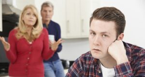 Μέχρι πότε οι γονείς πρέπει να στηρίζουν οικονομικά τα παιδιά τους;