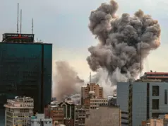 Το Ιράν διαψεύδει ότι επιδιώκει εκεχειρία: Ζημιές σε αεροδρόμιο του Ντουμπάι – Πάνω από τα $105 το brent