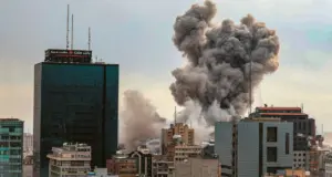 Το Ιράν διαψεύδει ότι επιδιώκει εκεχειρία: Ζημιές σε αεροδρόμιο του Ντουμπάι – Πάνω από τα $105 το brent